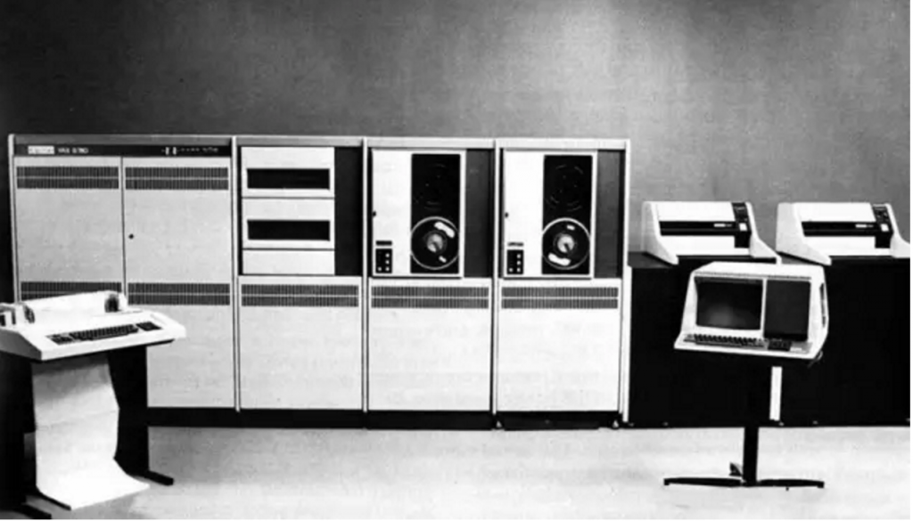 大型計算機（靠牆的一排記起）和 DEC的小型計算機（右側黑色架子上）