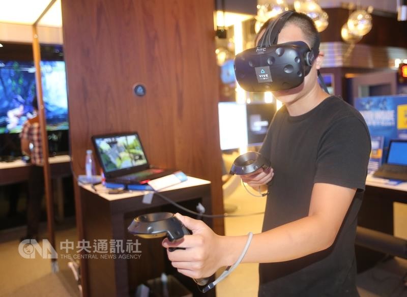宏達電5日正式宣布，推出Vive配件及周邊產品發展與訓練計畫，將於亞洲提供一系列的開發者相關訓練課程，美國的訓練課程由Valve與Synapse承辦。圖為民眾親身體驗VR設備。（中央社檔案照片）