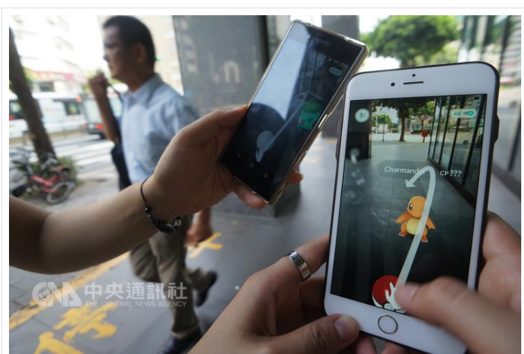 全球爆紅的手機遊戲Pokemon Go，蘋果App Store終於 在台灣區開放下載，許多網友搶著上街尋寶。有不少貼 心的網友提醒朋友，大家以後無論是走路、騎車或開車 都要更小心了，自己自求多福吧！ 中央社記者蘇聖斌攝 105年8月6日