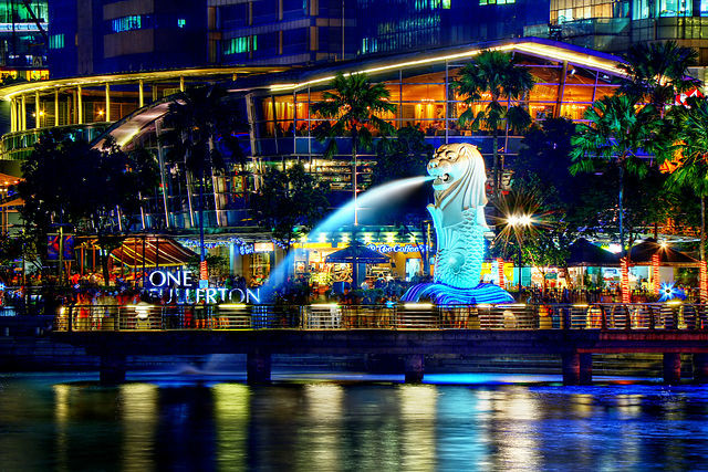 640px-A_Night_Perspective_on_the_Singapore_Merlion_(8347645113)