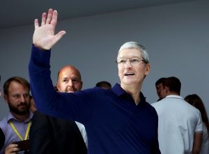 Apple Inc CEO Tim Cook waves during an Apple media event in San Francisco, California, U.S. September 7, 2016. REUTERS/Beck Diefenbach