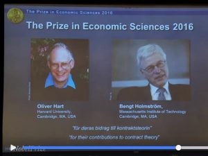 英美雙重國籍學者哈特和芬蘭學者荷姆斯壯因為對「契約理論」的貢獻，共享2016年諾貝爾經濟學獎。（圖截取自Nobel Prize臉書粉絲專頁影片 facebook.com）
