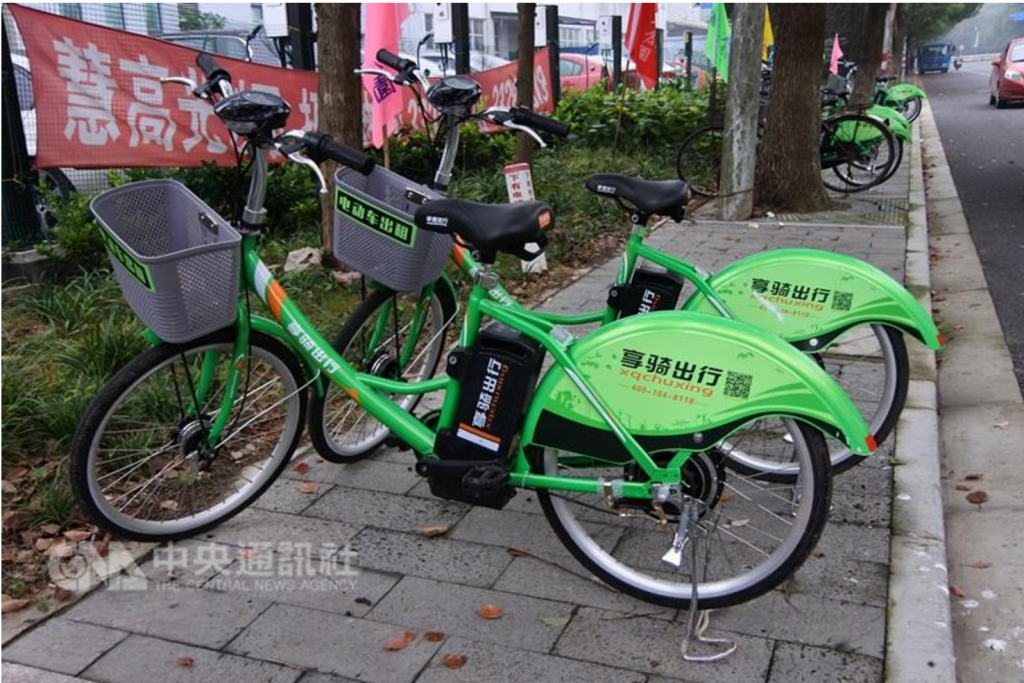 上海城市範圍大，在共享單車的市場上，有業者另闢藍 海，在郊區投放電動自行車，更為省力。 中央社記者張淑伶上海攝 105年11月29日
