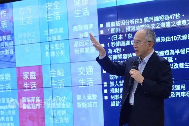 鴻海集團副總裁呂芳銘26日出席記者會，介紹台灣第一座民間商業運轉的超級電腦系統（HPC），說明HPC未來可應用領域範圍。中央社記者孫仲達攝，106年12月26日。