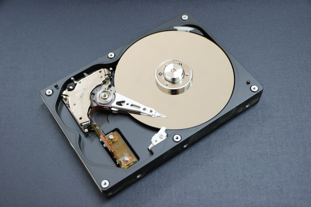 傳統硬碟內部構造。圖片來源：pxhere。