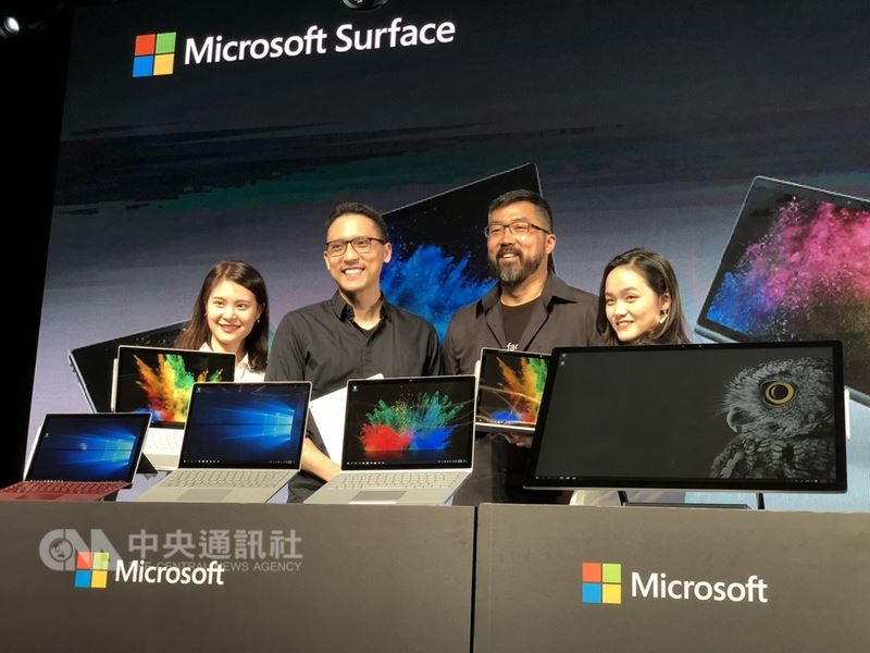 台灣微軟總經理孫基康（左2）8日宣布，Surface Book 2 二合一筆電將於 9 日在台灣上市，並宣布 Surface Studio 一體成形電腦將於 3 月中旬來台開賣，意味著 Surface 系列產品將全線到位。中央社記者吳家豪攝。