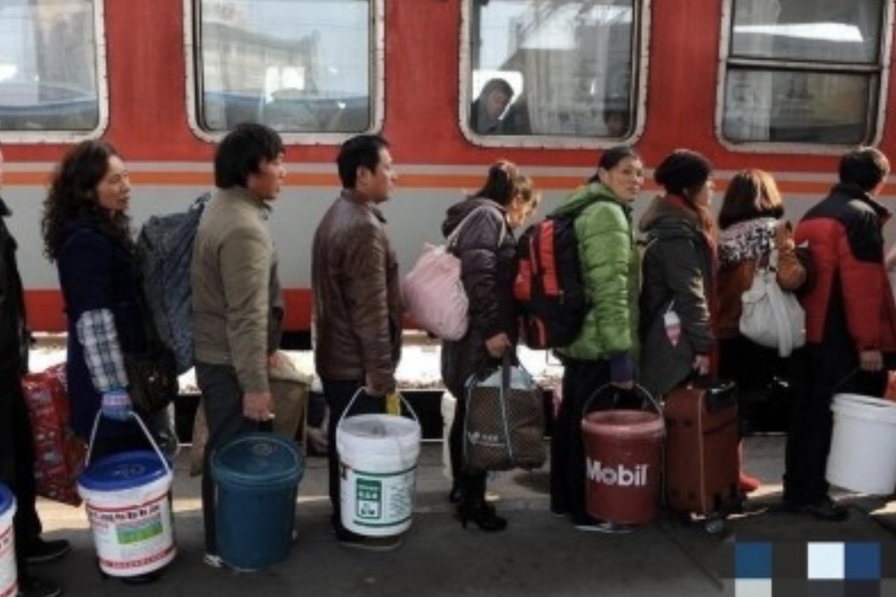 春節返鄉潮將至，許多中國乘客都拎著幾個「塑膠桶」當作「春運神器」。（翻攝自微博）