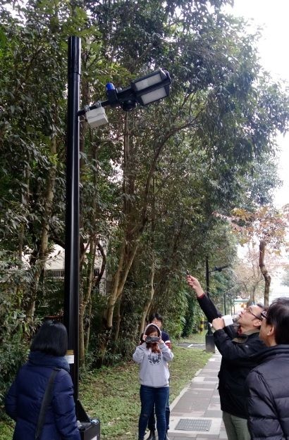 智慧路燈具有照明、監測空氣及溫濕度等功能，未來這些數據公開，也可提供相關單位作為研究資料使用。照片來源：台北市政府。