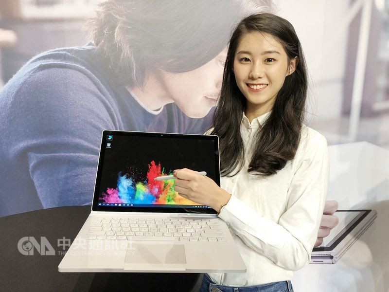 微軟 8 日宣布 Surface Book 2 二合一筆電將於9 日在台灣上市，採用 NVIDIA GeForce 獨立顯示卡，最高規格機型配備第 8 代 Intel Core i7 處理器、1TB 儲存空間及 16GB 記憶體，可搭配 Surface 手寫筆。中央社記者吳家豪攝。