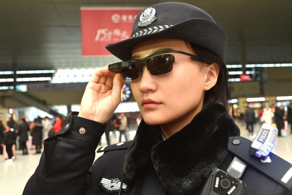 中國鄭州鐵路警察配備了人臉辨識墨鏡。（圖／翻攝自騰迅網，下同） 