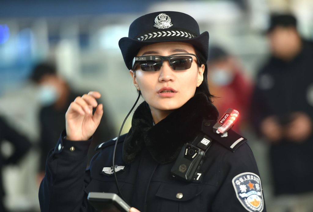鐵路警察利用人臉辨識墨鏡，在數天內逮捕 7 名逃犯及 26 名冒用身份的民眾。