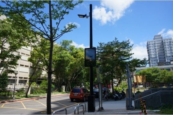智慧路燈具有照明、監測空氣及溫濕度等功能，未來這些數據公開，也可提供相關單位作為研究資料使用。圖片來源：台北市政府。