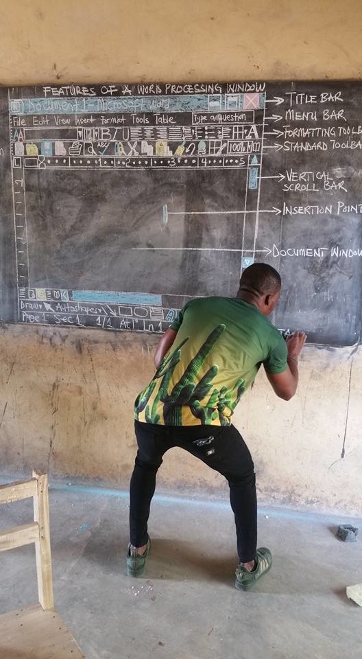 用黑板手繪 Word 的 Owura Kwadwo Hottish。（圖片來源：Owura Kwadwo Hottish）