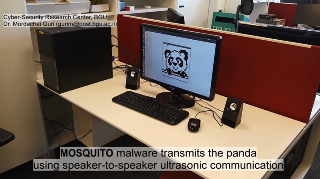 透過超音波傳送資訊，電腦 B 也浮現與電腦 A 相同的熊貓圖案。