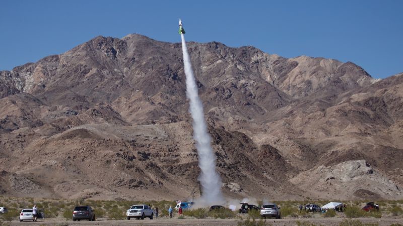  ▲Mike Hughes 於 3 月 24 日下午，乘著自製火箭升上 572 公尺高空。（圖／翻攝自 Gizmodo） 