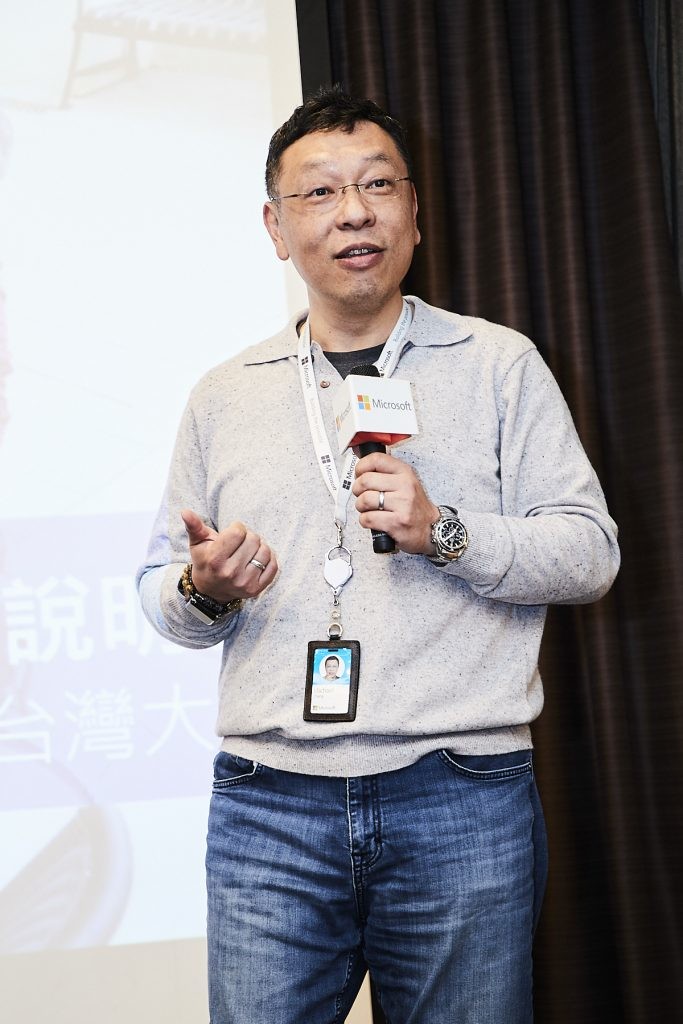 微軟台灣AI研發中心執行長 張仁炯表示，微軟看中台灣優秀的軟體人才，認為除數據分析和程式語言等基本能力外，台灣同學的洞察力、團隊合作能力、創意與學習能力，再加上整合型邏輯思維，都是促使微軟在台設立AI研發中心的主因。