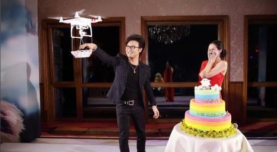 中國知名音樂製作人汪峰 2015 年利用無人機載鑽戒向章子怡求婚。