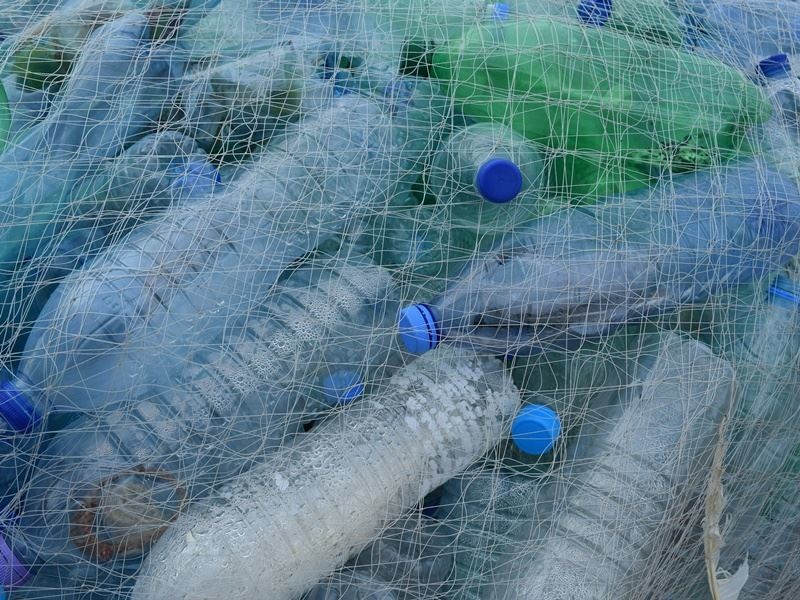 美國與英國研究人員開發出一種可以分解塑膠的酵素，最終有助於解決日益嚴重的塑膠汙染問題。（圖取自Pixabay圖庫）