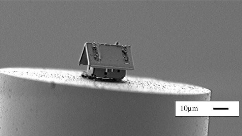 奈米機器人蓋出 20 微米房子，就跟毛孔一樣大。（圖／翻攝自 Journal of Vacuum Science & Technology A，下同） 