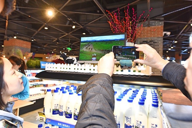 紐仕蘭的鮮奶可於72小時內從新西蘭牧場，送到上海的盒馬鮮生門店，給消費者選購。
