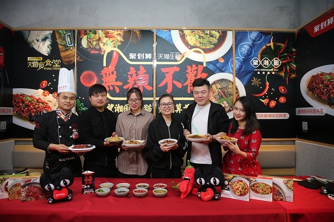 天貓生鮮、聚划算及望湘園舉辦線下活動，由消費者與望湘園廚師一同參與烹飪比賽。