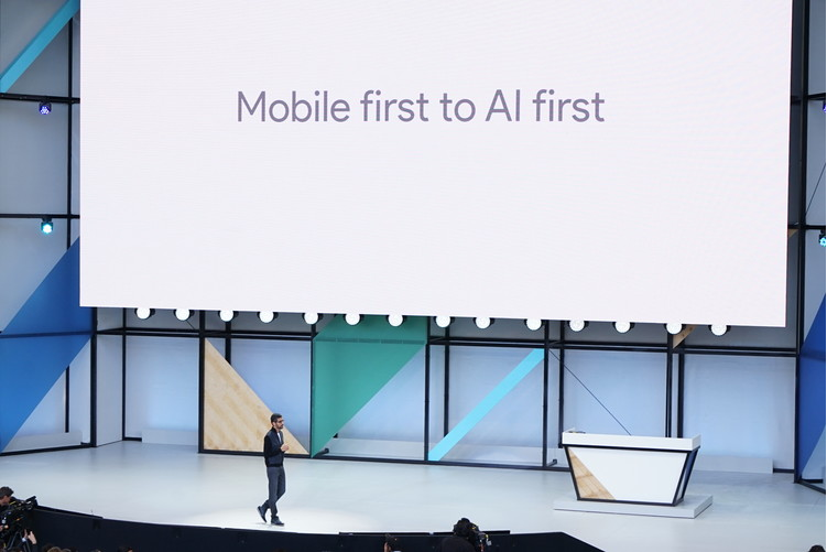Google CEO 皮柴（Sundar Pichai ）在去年的大會中，宣布Google要從「行動優先」走向「人工智慧優先」。
