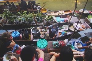 food-vacation-boats-lunch