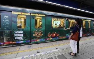 2.台北捷運驚現香港萬聖節意列車，搭乘主題車廂彷彿進入刺激驚喜的冒險旅程。