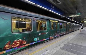 5.香港搞鬼列車以綠色和橘色為主色調、鬼馬小精靈與逗趣南瓜圖案為設計主題，可愛趣味又不失萬聖搞鬼氣氛。