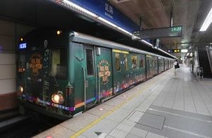 6.香港搞鬼列車宣傳香港萬聖節，進站時令人眼睛一亮。