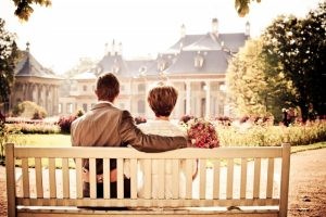 young-couple-with-wedding-bouquet-sitting-on-bench