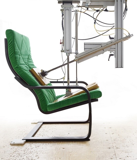 POANG全系列使用IKEA專用的測試機器，經歷相當於100公斤的人每分鐘在椅子上坐下20次，共經歷5萬次的測試，品質經得起嚴格考驗。