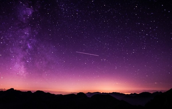 aurora-borealis-over-mountains-at-night