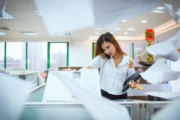 busy-office-ol-answer-the-phone-photocopy
