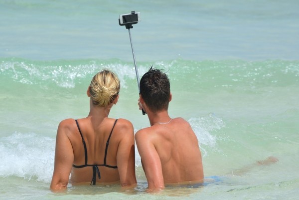 selfie-people-man-woman-selfiestick-ocean-sea-1