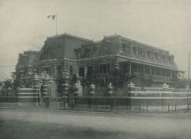 當時亞洲最高級的臺灣鐵道飯店 ( 今臺北站前新光三越 )，全毀於臺北大空襲。