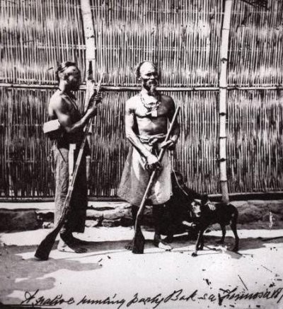 圖九：英國攝影家John Thompson於1871年在Baksa（今之高雄市內門區木柵）拍攝到的原住民獵人。十七世紀始開始出現在台灣的槍枝歷經兩百年後已是許多原住民的生活良伴。對他們而言，沒收獵槍的政策不僅使他們失去謀生工具，也在心理上造成衝擊。