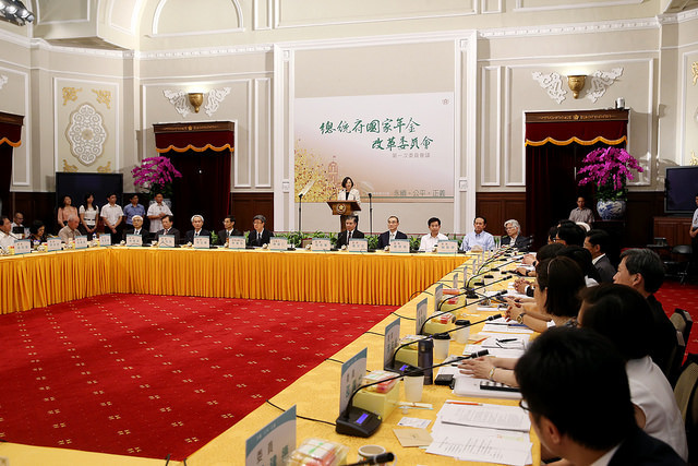 六月二十三日「總統府國家年金改革委員會」第一次委員會議（圖片來源：總統府 via flickr CC BY-NC-ND 2.0）