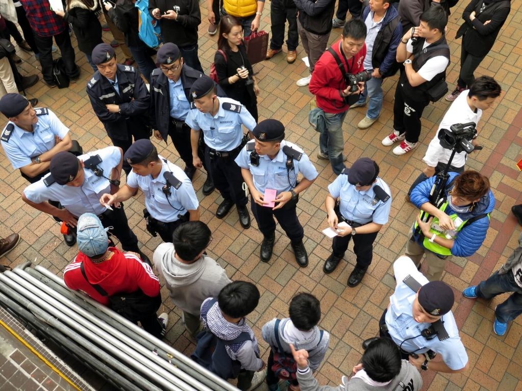 Police_force_checking_teenagers_ID_card_in_Sheung_Shui_Station_outside_20150308 (1)