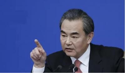 3月8日上午舉行的十二屆全國人大四次會議記者會上，外交部部長王毅表示：「中國政府不接受南海仲裁案，完全是在依法行事。」