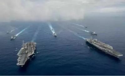  2016年6月18日，菲律賓海域，美國海軍“約翰·C·斯坦尼斯”號航空母艦（CVN74）和“羅納德·裡根”號航空母艦（CVN76）組成雙航母編隊。兩艘航母的艦載機聯隊起飛多架戰機和直升機升空，組成編隊展示武力。