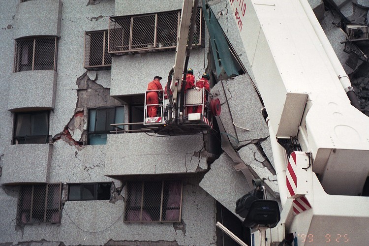 大里「金巴黎」社區大樓倒塌，韓國派員深入救援。（翻攝自維基百科）