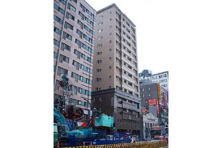  台北東星大樓此崩塌共造成87人死亡，大樓崩塌主因為混凝土強度不合格、施工不當及設計疏失，導致耐震能力不足，重建緩慢，歷經近十年，最後於2009年8月重建完工（位於中間新建物）。（翻攝自維基百科）