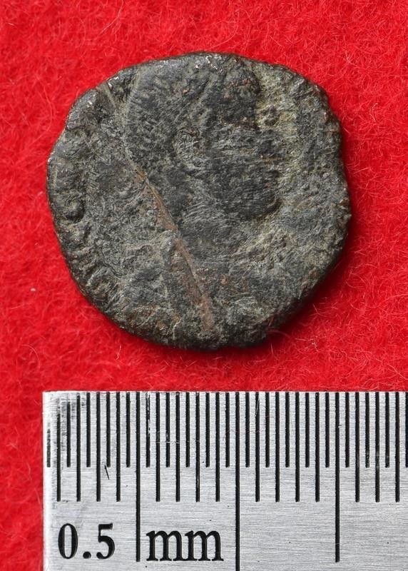 研究人員在1座古城堡遺址首次發現古羅馬錢幣，但他們仍十分困惑，這些錢幣為何會遠渡重洋來到遙遠的沖繩古城。（共同社提供）