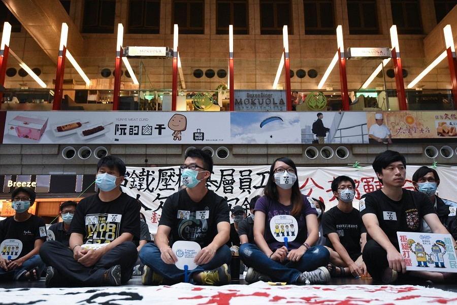 台鐵工會15日於台北車站大廳夜宿抗議，要求鐵路局具體改善人力問題、補足休假，還給員工應有的休息，並給旅客一個安全的服務品質。（攝影：葉信菉） 