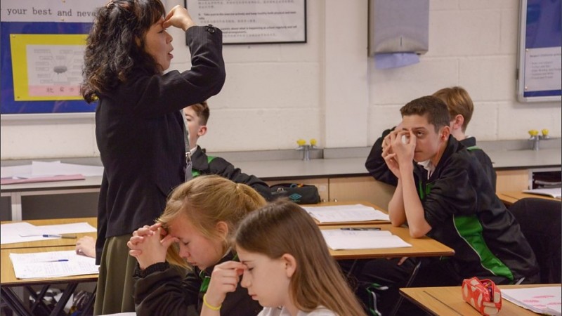 在英國的「中式學校」實驗中，老師帶領學生做眼睛運動。photo credit: BBC