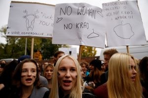 Women shout slogans as they gather in an abortion rights campaigners' demonstration to protest against plans for a total ban on abortion in front of the ruling party Law and Justice (PiS) headquarters in Warsaw, Poland October 3, 2016. REUTERS/Kacper Pempel TEMPLATE OUT