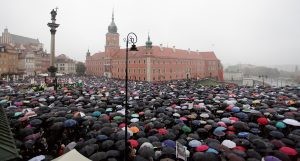 Thousands of people gather during an abortion rights campaigners' demonstration to protest against plans for a total ban on abortion in front of the Royal Castle in Warsaw, Poland October 3, 2016. Agencja Gazeta/Slawomir Kaminski/via REUTERS ATTENTION EDITORS - THIS IMAGE WAS PROVIDED BY A THIRD PARTY. EDITORIAL USE ONLY. POLAND OUT. NO COMMERCIAL OR EDITORIAL SALES IN POLAND.