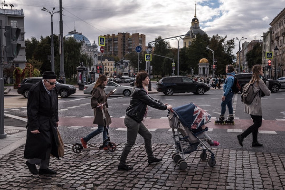 對於任何曾在20世紀90年代生活在莫斯科的人來說，如今這種遵守良好行為規範的行為會讓他們震驚地想到，這座城市，乃至俄羅斯，已經發生了很大的改變。 （紐約時報）