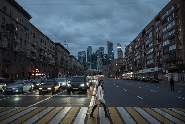  莫斯科街頭，在這樣一個交通規則曾被視為可遵守可不遵守的城市，越來越多的人願意按照信號燈過馬路。 （紐約時報）